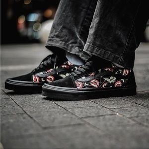 Vans unisex Glow Frights Old Skool sneaker, W9